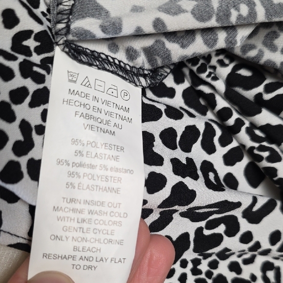 Michael Kors Black White Animal Print V-Neck Blouse Long Sleeve Women’s Size M - Picture 10 of 12